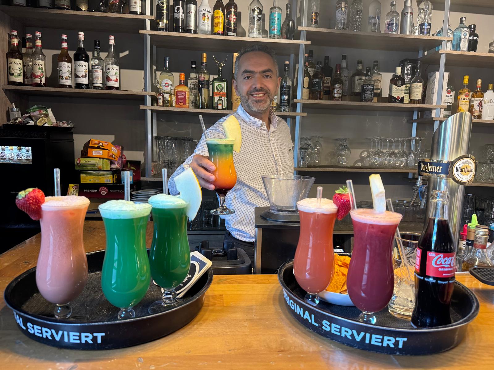 Barkeeper mit Cocktails
