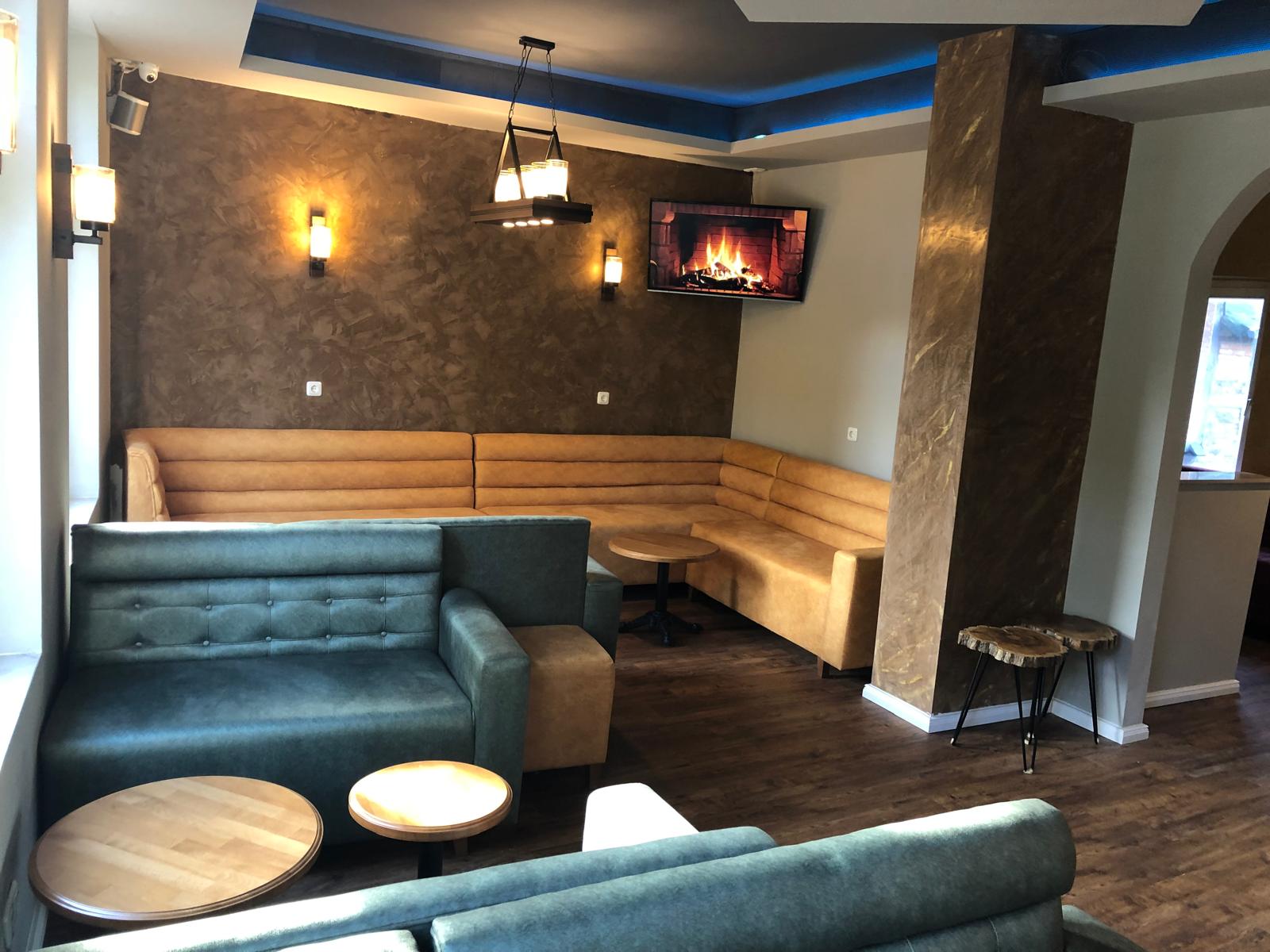 Lounge Bereich mit Kamin