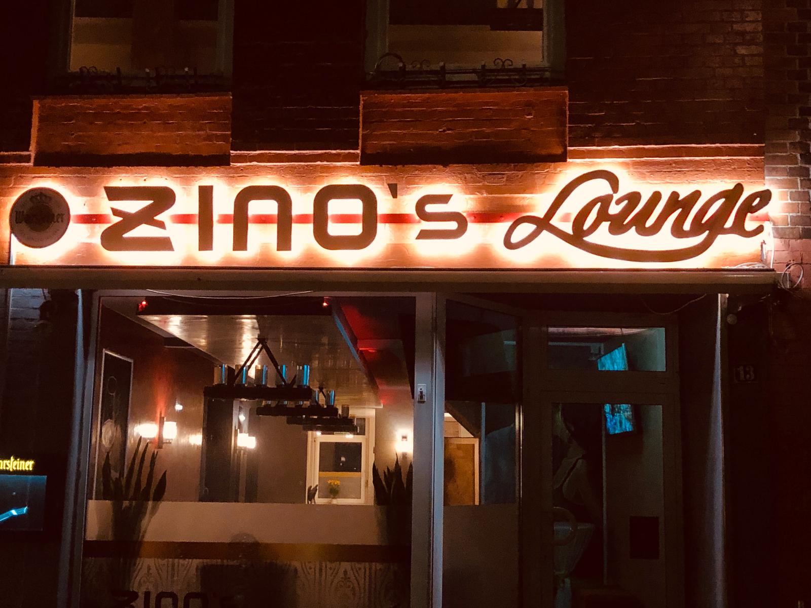 Zinos Lounge Außenansicht bei Nacht