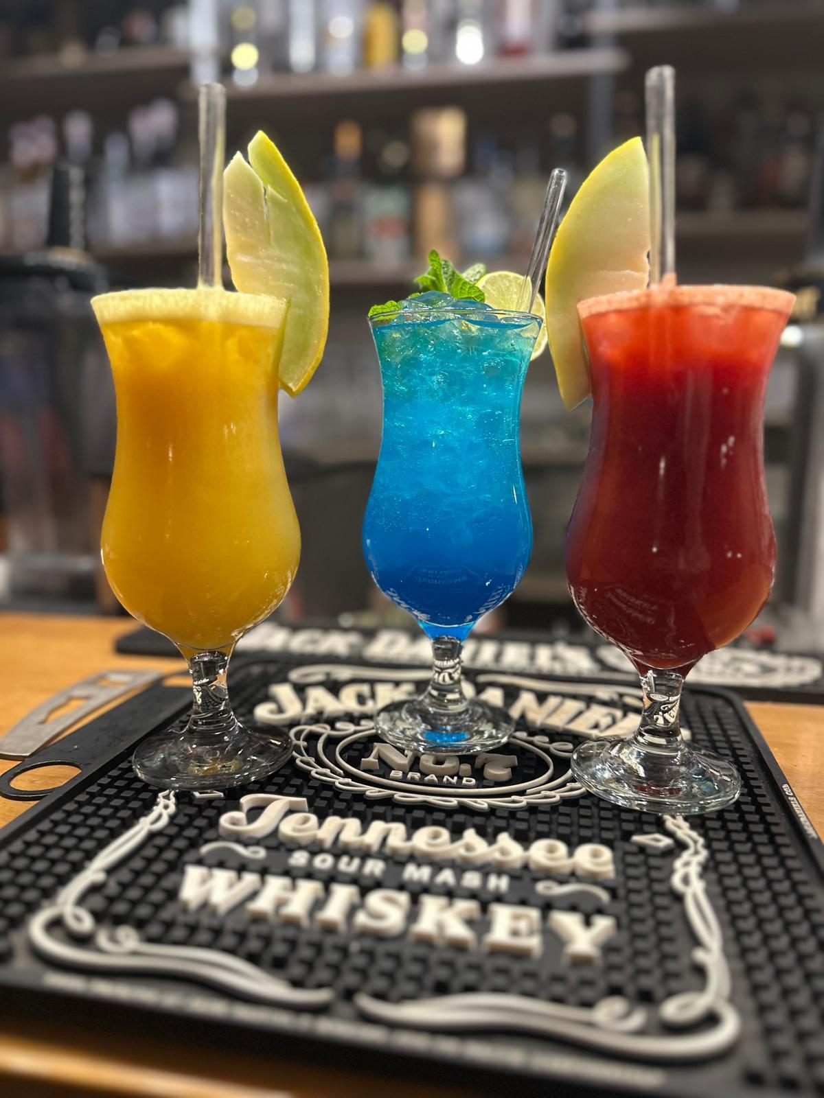 Drei bunte Cocktails